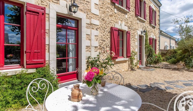 Charming 1870 Cottage in Loire Valley: Cozy Stay with Modern Amenities Near Angers