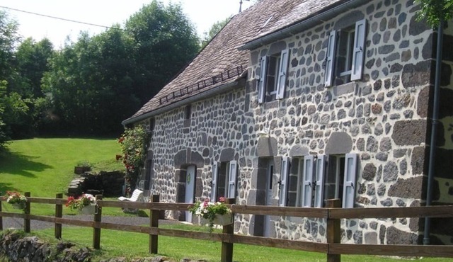 Charming 1870 Home Near Lake Sarrans - Sleeps 5, Panoramic Views, BBQ, Fireplace, Garden