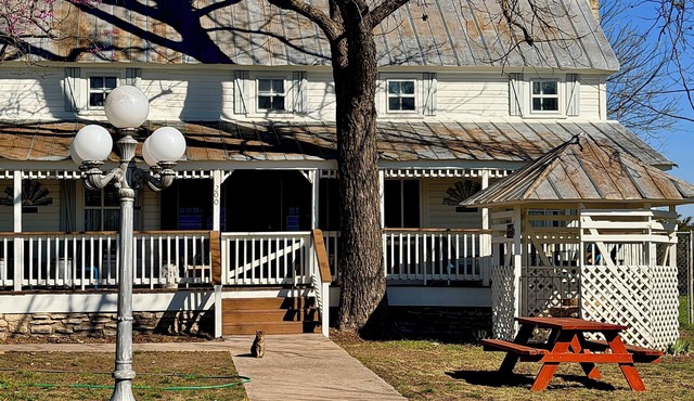 Charming 1870's ranch house, 4-bedroom, sleeps 11 adults, in Burnet TX.