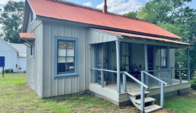 Charming 1880 Cottage in town of New Ulm walking distance from local businesses!