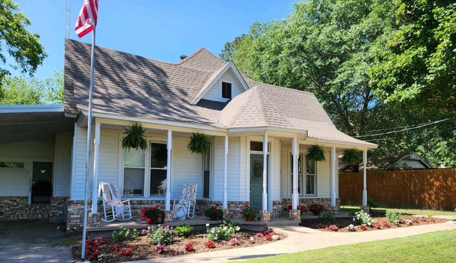 Charming 1885 Farmhouse-quiet street-1 minute to downtown and farmer's market!