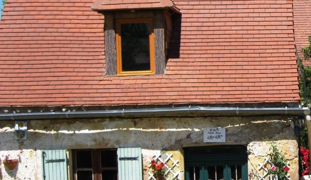 Charming 18c stone Perigordian farm cottage: wifi, pool, gardens, valley view