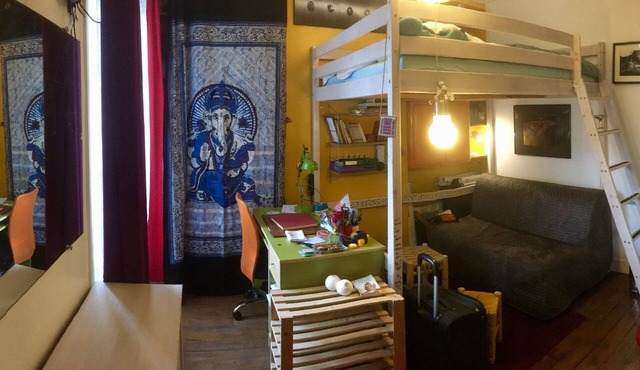 Charming 18m2 private room sleeping 1 to 4 with bathroom at the foot of Montmartre.