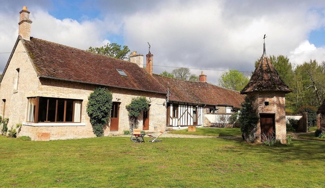 Charming 18th Century House in Sologne with Private Park, Lake, and Fireplace