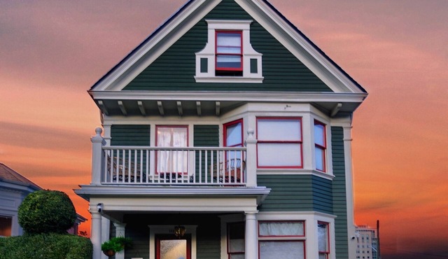 Charming 1901 Victorian Gem - 2BR Urban Escape AC Apartment in Downtown Tacoma