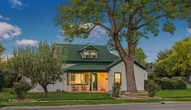 Charming 1905 Cottage · Soaking Tub, Stocked Kitchen & Private Yard