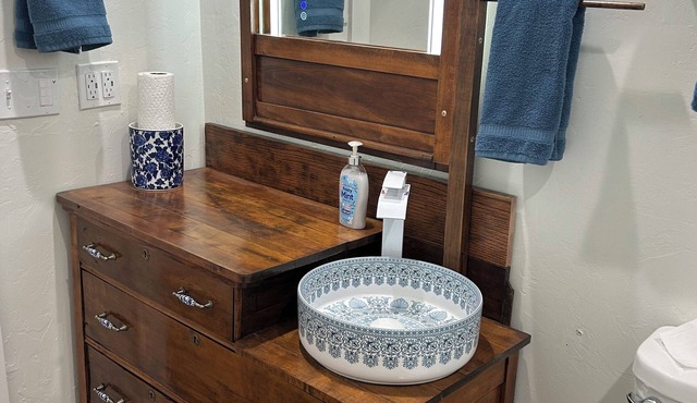Charming 1908 historical bldg sleeps five, vintage furnishing, city park, .