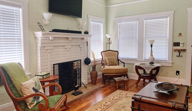 Charming 1920 bungalow ~Inn the Heights~5 mins to Bucs stadium! Central location