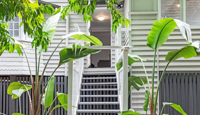 Charming 1920's 4Br freestanding Plantation Qldr.