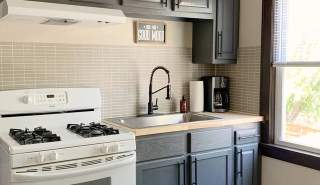 Charming 1920s 2bd Apartment in Convenient Location for Monthly+ Stays