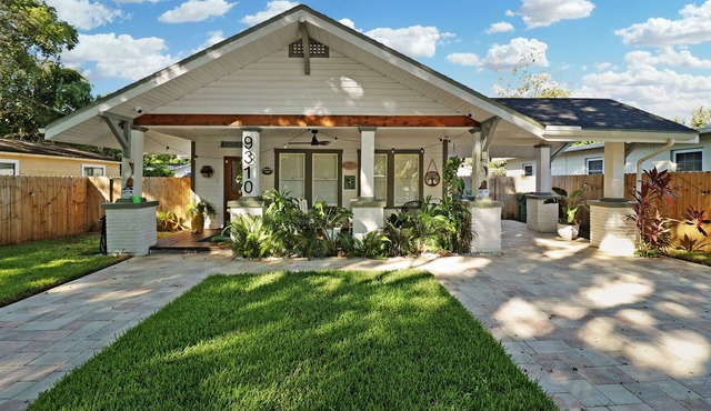 Charming 1920s Tampa Bungalow close to all Tampa atractions! pet friendly!