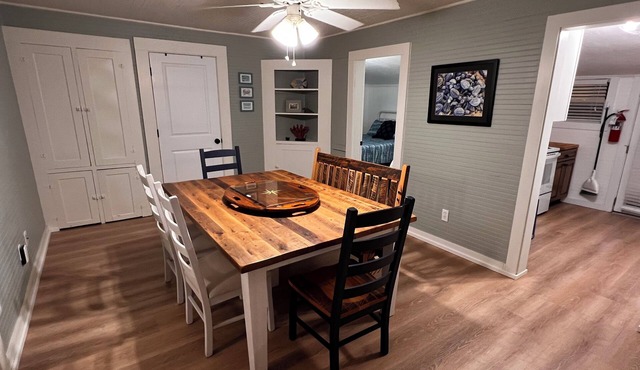 Charming 1920s Cottage, Waterfront just 50 ft away, Beach just 1 minute stroll!