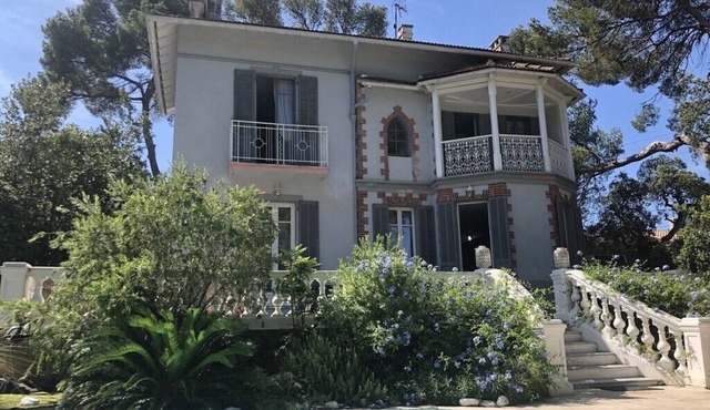 Charming 1930s villa with swimming pool and air-conditioned rooms.