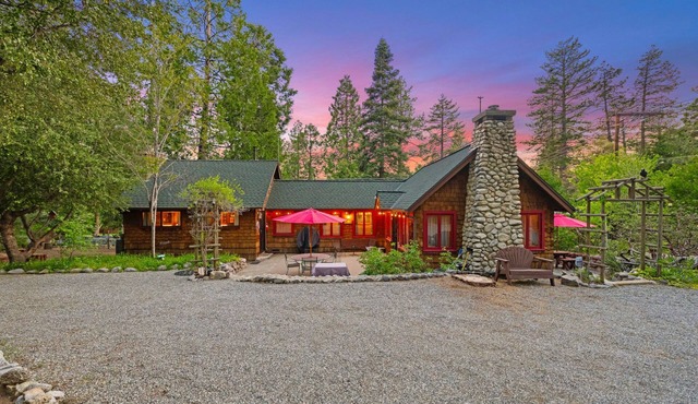 Charming 1937 Vintage Cottage 2 bedrooms/baths,(Sleeps 4) walk to town/creek