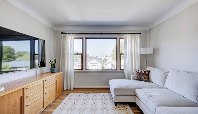 Charming 1940's 2 Bedroom in Ferndale/Oak Park Area