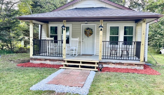 Charming 1940’s Ronda House Wilkes County NC Stone Mountain , wineries , NASCAR