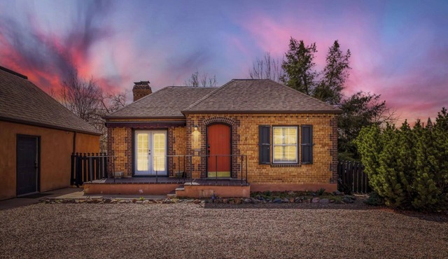 Charming 1942 Brick Cottage, Pet-Free, A/C, Relaxing Yard, 10 min. to Red Rocks