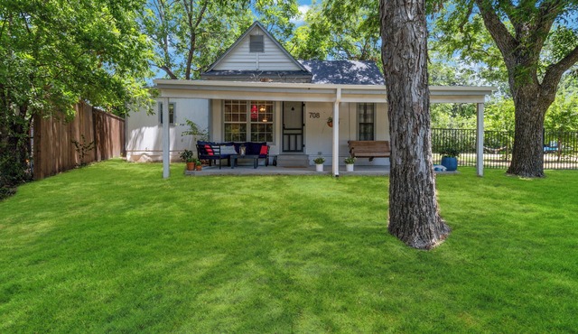 Charming 1950's Cottage Steps from the Lake