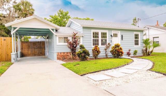 Charming 1950's Cottage, boat parking, hot tub, walking distance to lake Dora