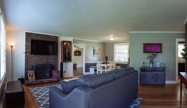 Charming 1950's home- 3 Bedroom/2 Bath, 2.5ml from airport/7ml to downtown Nash