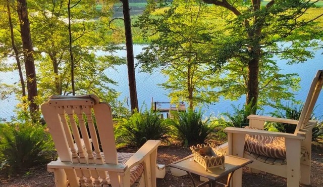 Charming 1950s family cottage along Piscataway Creek just minutes from town