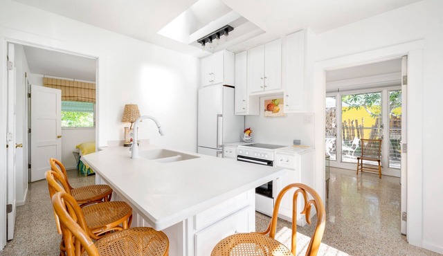CHARMING 1957 FLORIDA COTTAGE 2 MILES TO PRISTINE BEACH. 1050 SF Entire Home