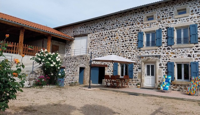 Charming 19th-Century Farmhouse: Heated, Baby-Friendly, Near Loire Gorges & Historic Sites