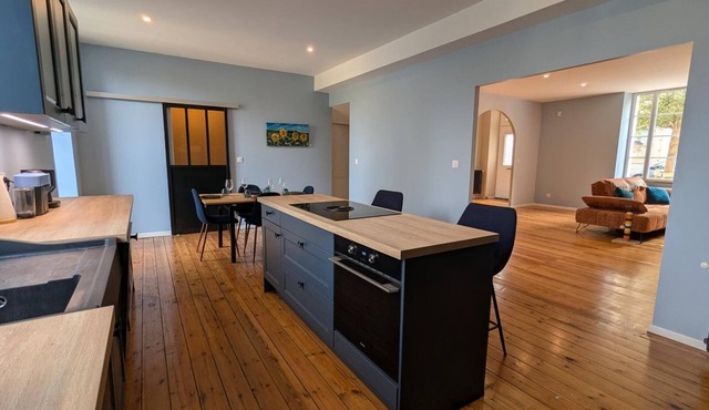 Charming 19th-century house in Jarnac with 3 bedrooms, private courtyard & parking