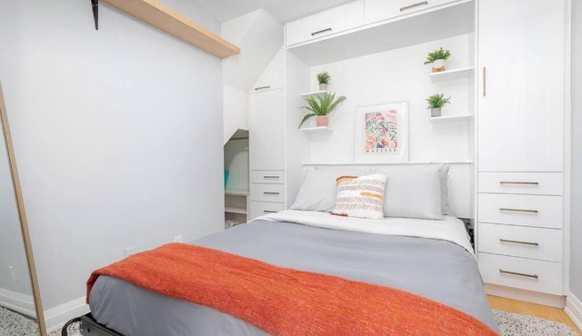 Charming 1BD Townhouse Near Lake