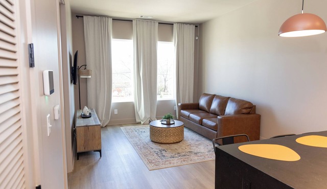 Charming 1bed condo in EastNash.12min Broadway&BNA, E+RoseCafe onsite 1st floor