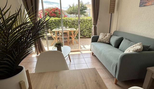 Charming 1BR Apt in Gruissan with Pool, Terrace & Parking