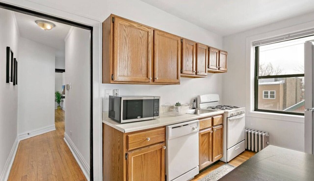 Charming 1BR Apt in North Center Near Shops