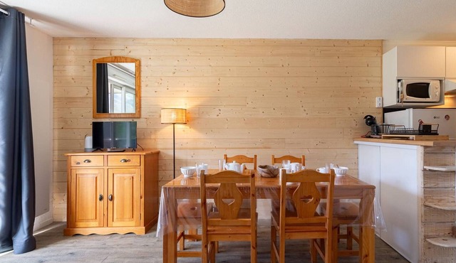 Charming 1BR+Cabin Apt for 6, Steps to Ski Lifts, Free Parking