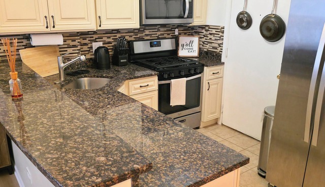 Charming 1BR, Chicago Northside in fabulous Chicago with AC.