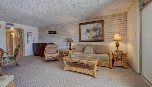 Charming 1BR condo in Port Aransas with pool view, sleeps 4 comfortably.