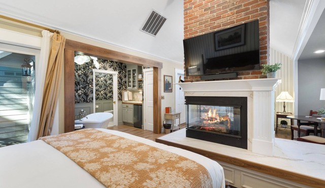 Charming 1BR Cottage – Walk to Britt Gardens