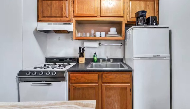 Charming 1BR End Cottage Private Entrance Parking