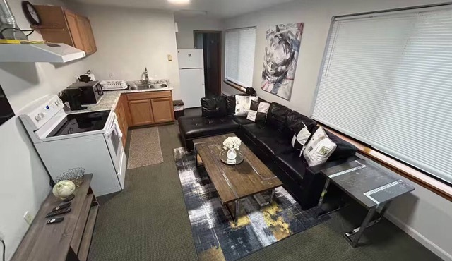 Charming 1BR Getaway Free Fi-Fi & Amenities. Easy access to I5