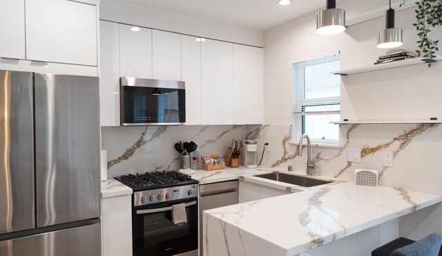 CHARMING 1BR HAVEN: NEWLY REMODELED APARTMENT WITH PATIO AND OUTDOOR SEATING p62