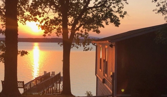 Charming 1BR Lakehouse w/ Sunset View, Beach & Pier on Lake Norman (Mooresville)