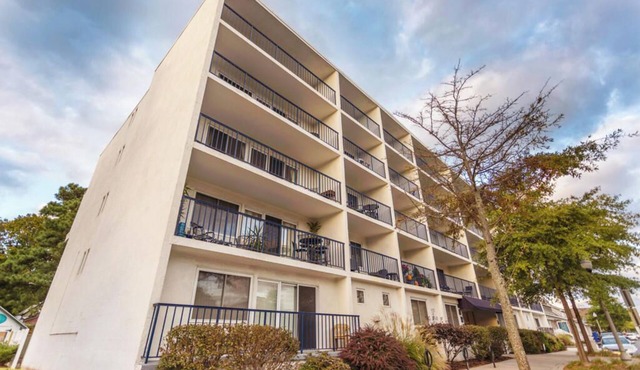 Charming 1BR Rehoboth Condo w/Elevator, Parking&Beach Access – Perfect Getaway!