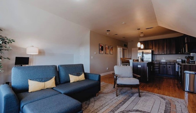 Charming 1BR Retreat Opposite SSM SLU Hospital with Private Parking & Balcony