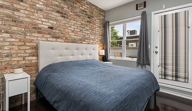 Charming 1BR townhome in fantastic Wicker Park, Attached Garage and EV Charger