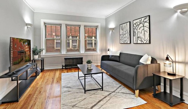 Charming 1BR Unit Close to Vibrant Shops & Dining