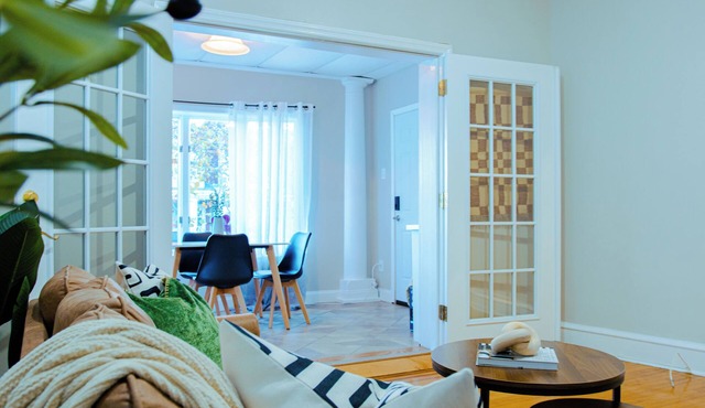 Charming 1Br With French Door Home Theater Screen & Rain Shower