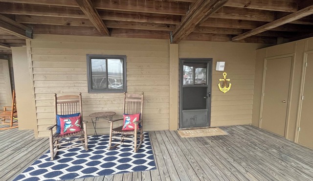 Charming, 1st floor, 2-bedroom condo in pleasant White Lake with WiFi, AC