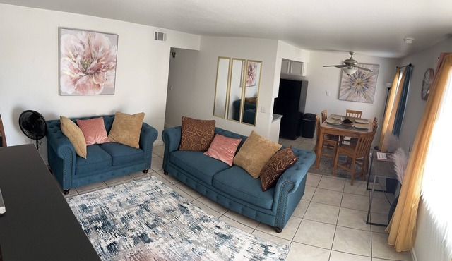 Charming 1st Floor Escape: 1.1 mi. to Airport; 2.4 mi. to LV Strip - Fast WiFi