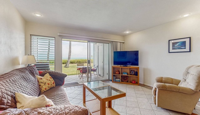 Charming 1st floor oceanfront condo with shared pool, tennis courts & W/D