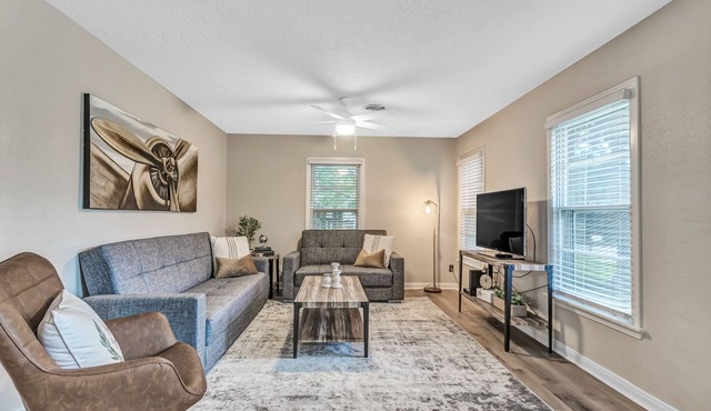 Charming 2/1 Cottage-Style House Near Texas A&M, Recently Updated