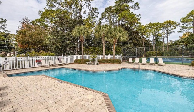 Charming 2/2 condo close to the beach and shopping! WiFi, fitness, tennis,pool.